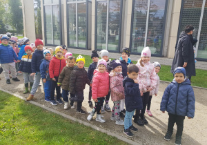 dzieci stoją parami przed Ratuszem